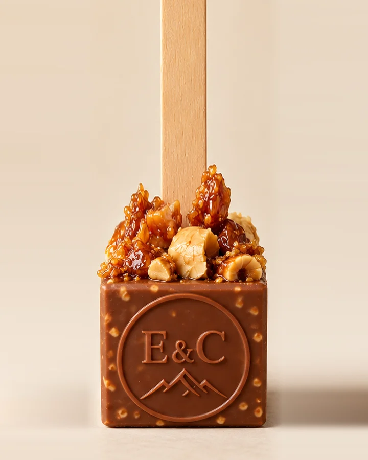 Touillette de chocolat chaud au chocolat et cacahuètes caramélisées, cube embossé E&C