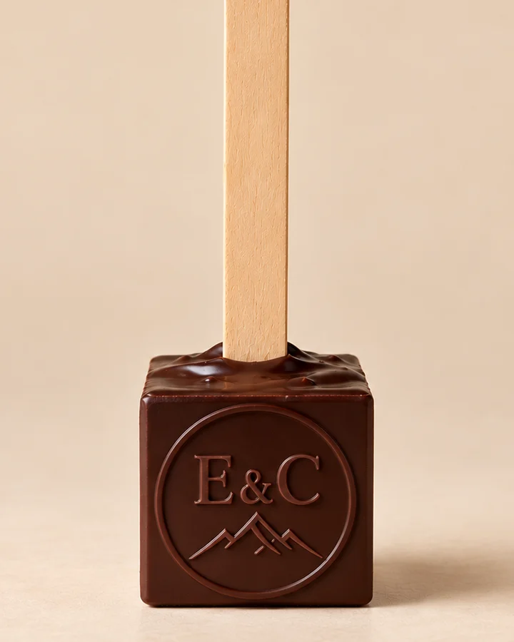 Touillette de chocolat chaud au chocolat noir, cube embossé E&C