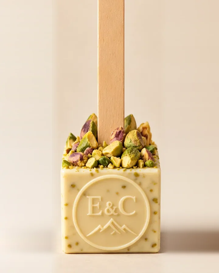 Touillette de chocolat chaud au chocolat blanc et pistaches, cube embossé E&C